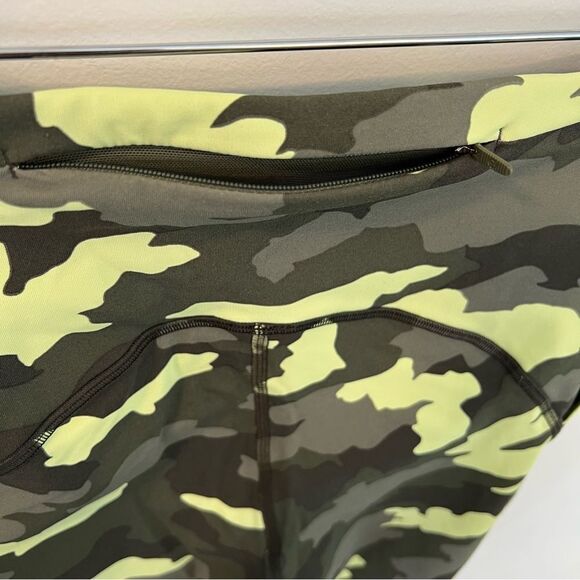 Lululemon Swift Speed High-Rise Tight 28" in green multi | Size 8 - Picture 11 of 16